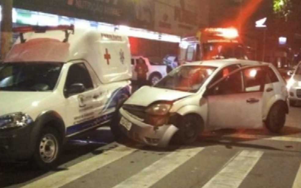 Carro bate em ambulância em Goiânia — Foto: Reprodução/TV Anhanguera