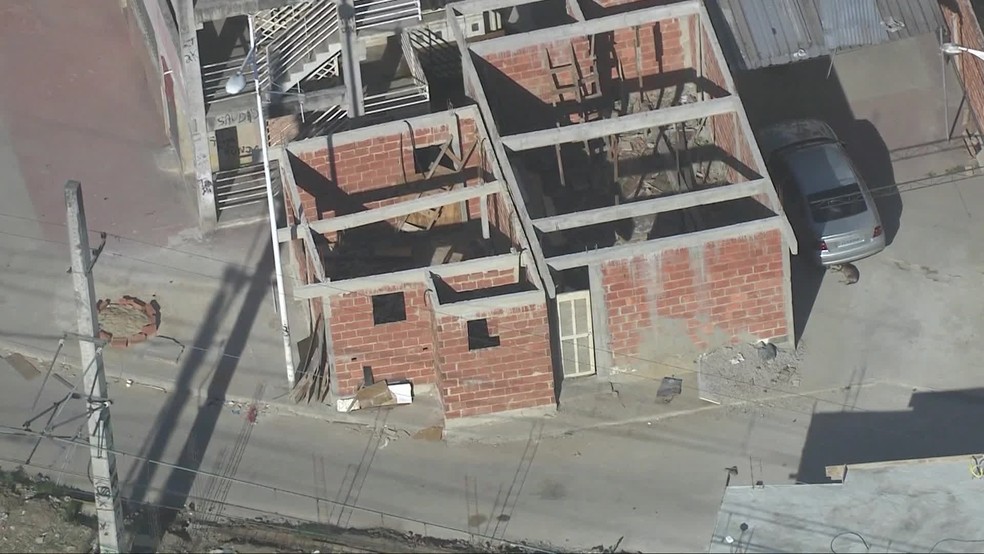 Casa construída irregularmente ocupa a calçada e está às margens da linha de trem — Foto: Globocop
