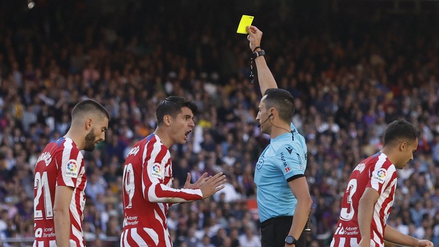 José María Sánchez Martínez distribuiu muitos cartões em Barcelona x Atlético de Madrid