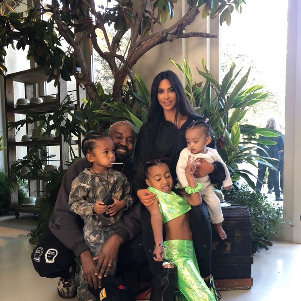 Kim Kardashian e a família (Foto: Instagram/Reprodução)
