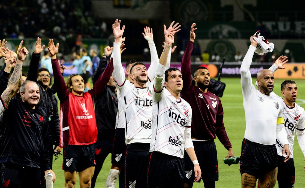 Comemoração do Athletico após eliminar o Palmeiras na Libertadores — Foto: Marcos Ribolli