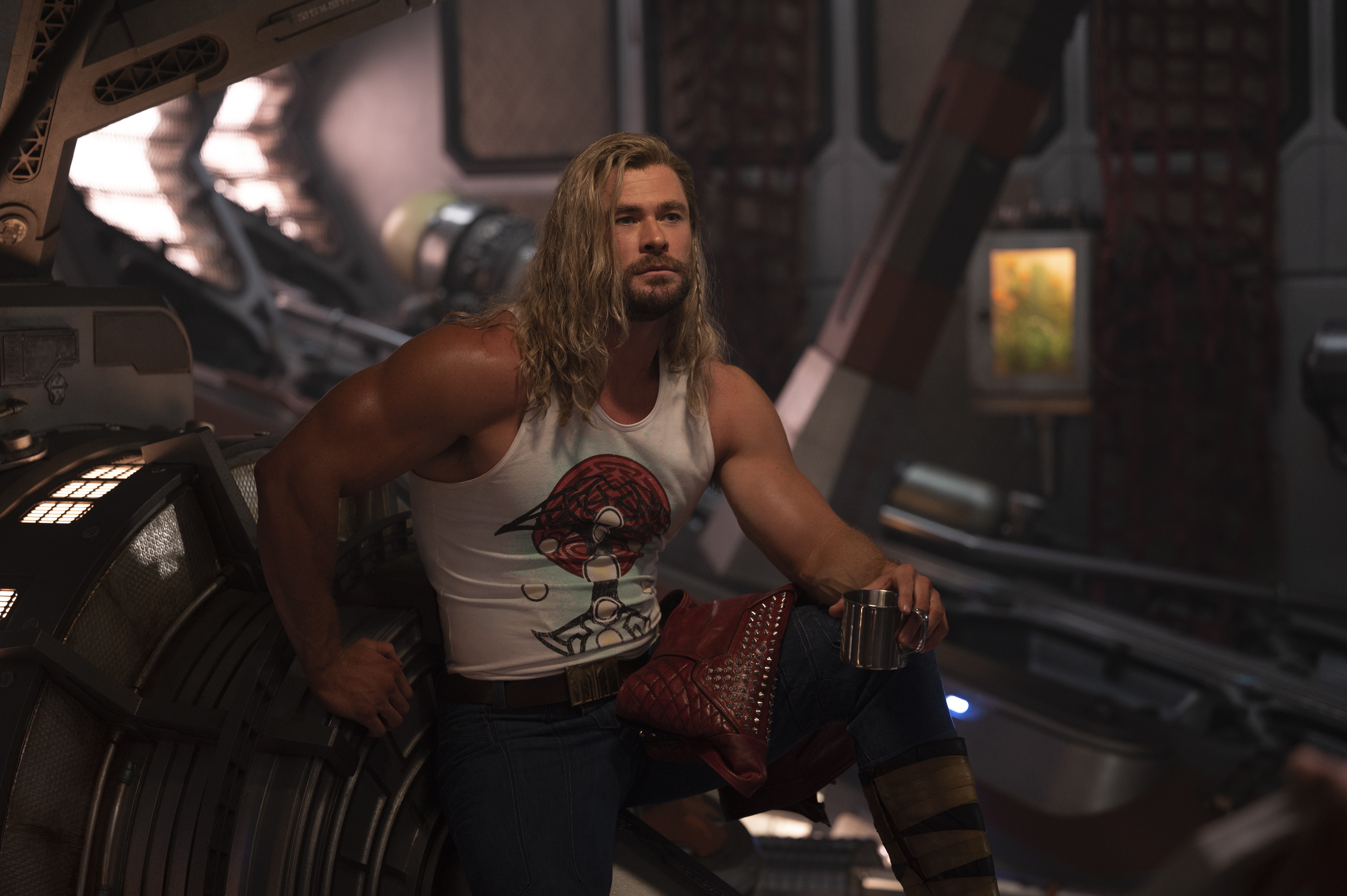 Amor e Trovão: quarto filme do herói Thor aposta nas cores e no humor