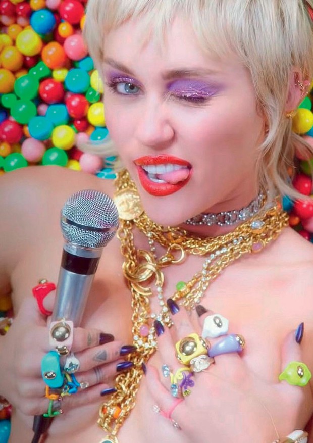 Miley Cyrus com brincos e anéis da italiana Bea Bongiasca.  (Foto: Reprodução/Instagram)