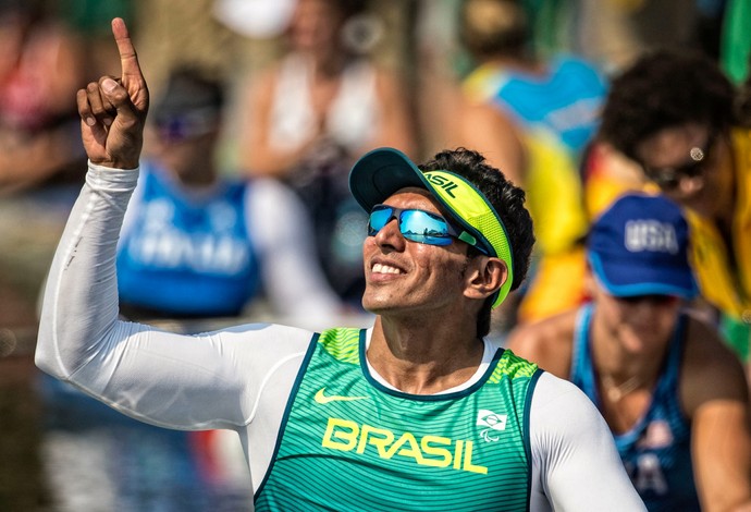 Descrição da imagem: Luis Carlos Cardoso aponta para o céu após competir no Rio (Foto: Marcio Rodrigues/MPIX/CPB)