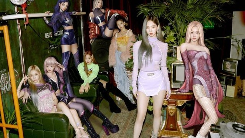 A girl band Aespa tem quatro integrantes humanas e quatro avatares virtuais — Foto: SM Entertainment