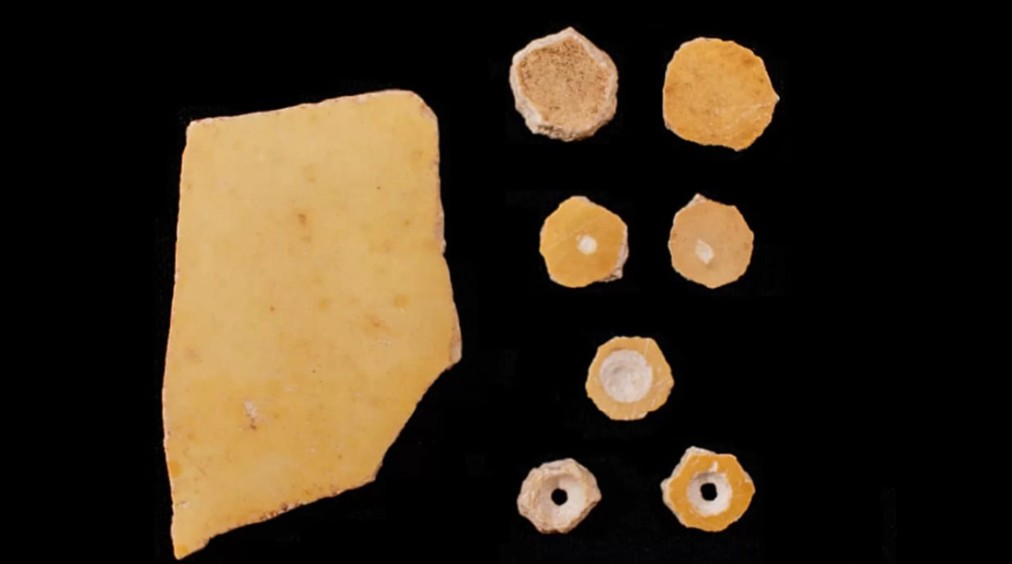 Contas feitas de ovo de avestruz encontradas na sepultura (Foto: Divulgação/ Ministério das Antiguidades)