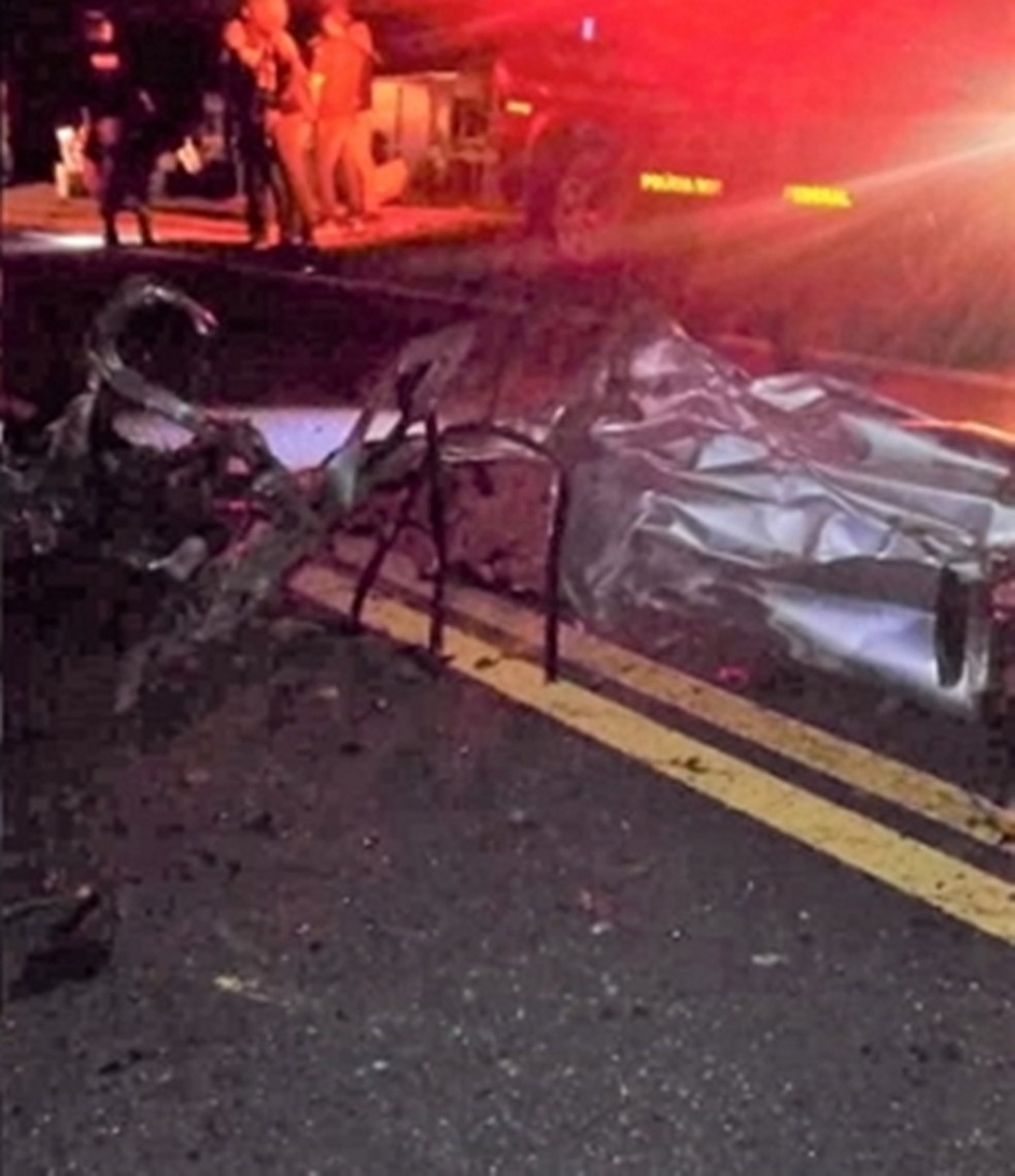 VeÃ­culo apÃ³s colidir em Ã´nibus na BR-423 (Foto: WhatsApp/ReproduÃ§Ã£o)