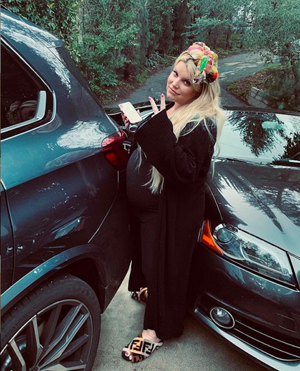 A atriz e cantora Jessica Simpson presa entre dois carros em um estacionamento por causa do tamanho de sua barriga (Foto: Instagram)