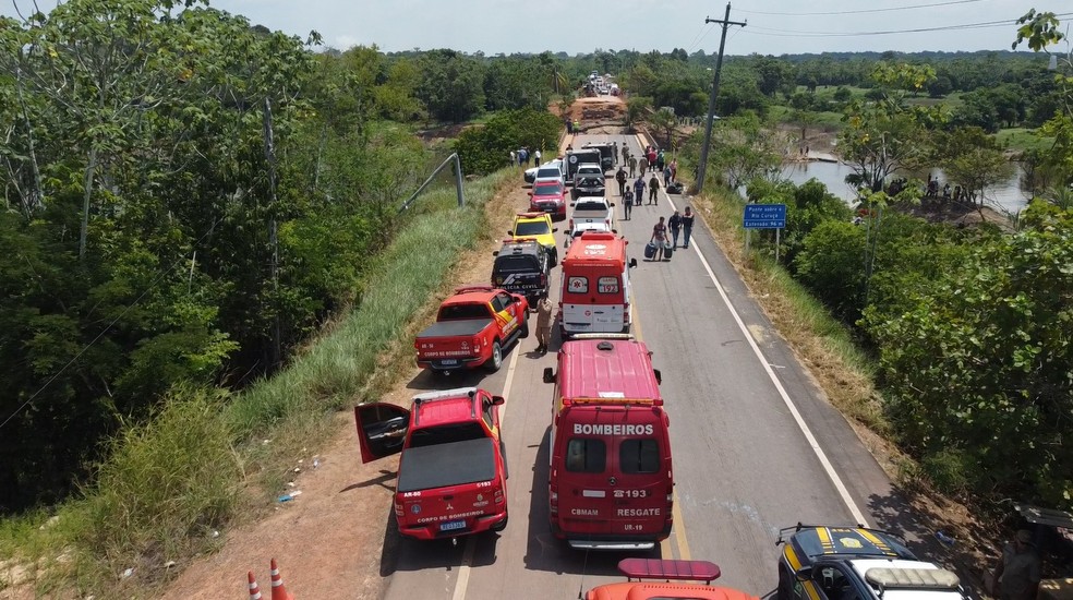 Equipes de resgate atuam no local de desabamento de ponte na BR-319 — Foto: William Duarte / Rede Amazônica 