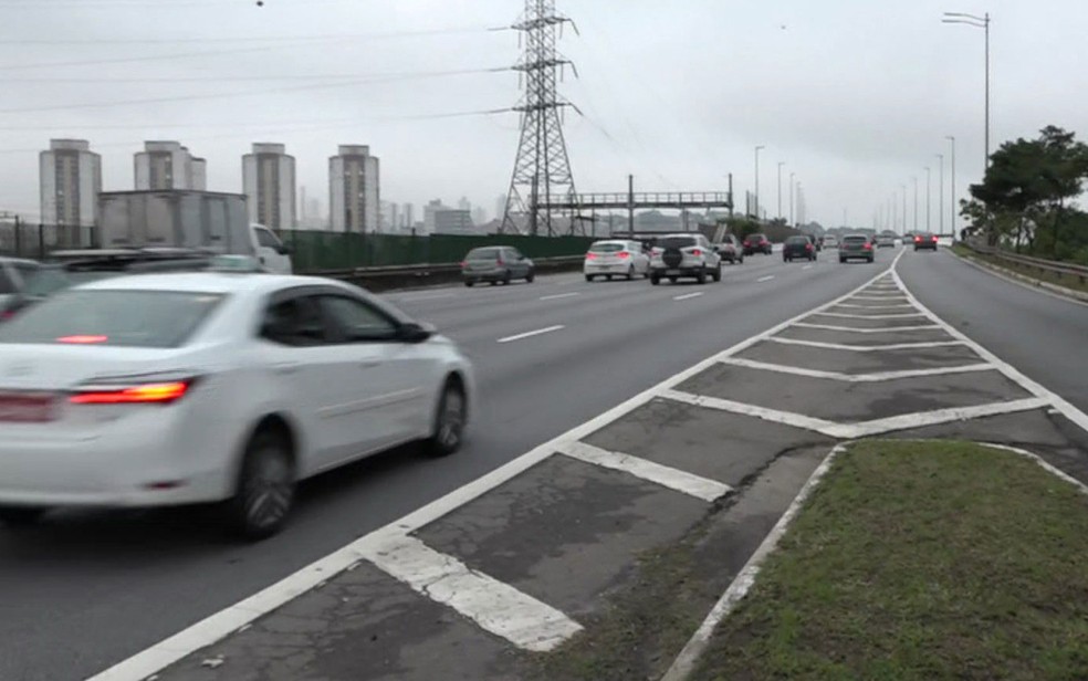 Pista expressa do viaduto que cedeu na Marginal Pinheiros no primeiro dia útil após reabertura da via — Foto: Reprodução/TV Globo