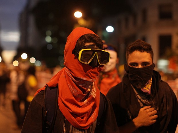 Manifestantes no Rio de Janeiro protegem o rosto com roupa e até máscara de mergulho para evitar aspirar gás lacrimogêneo  (Foto: Rodrigo Gorosito/G1)