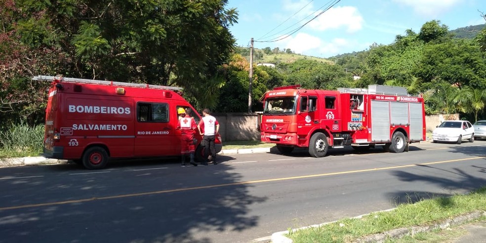 Bombeiros retomam buscas após tromba d'água em Itatiaia — Foto: Rose Gomes/TV Rio Sul