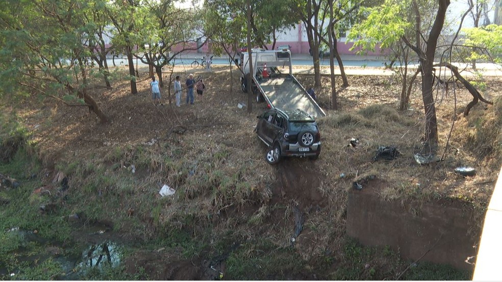 Guincho remove carro após queda em córrego de Ribeirão Preto (SP) — Foto: Carlos Trinca / EPTV