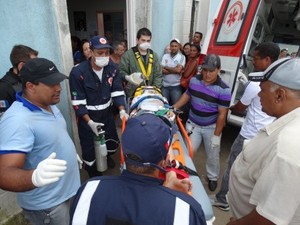 Uma adolescente foi levada em estado grave para o HGE (Foto: Severino Carvalho/Gazeta de Alagoas)