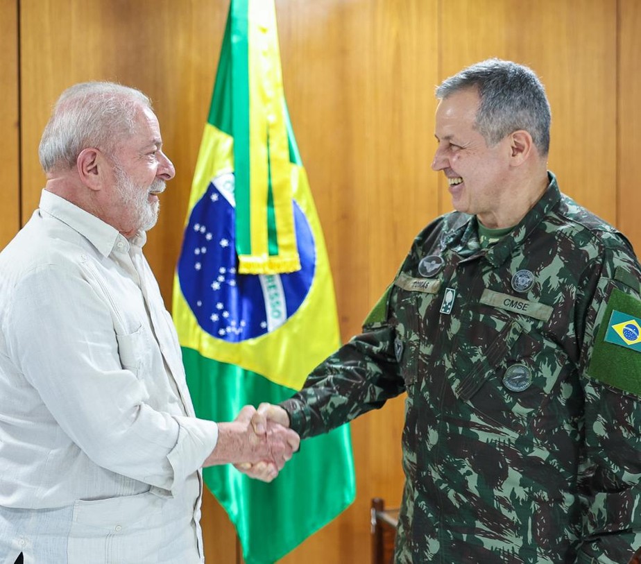 Presidente Lula cumprimenta novo comandante do Exército, general Tomás