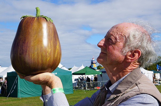 Peter Glazebrook, avec son aubergine géante (Photo : reproduction/médias sociaux)