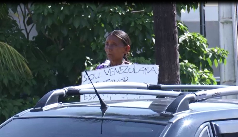 Indígenas pedem ajuda em semáforos de Rio Branco após fugir da Venezuela — Foto: Reprodução/Rede Amazônica Acre