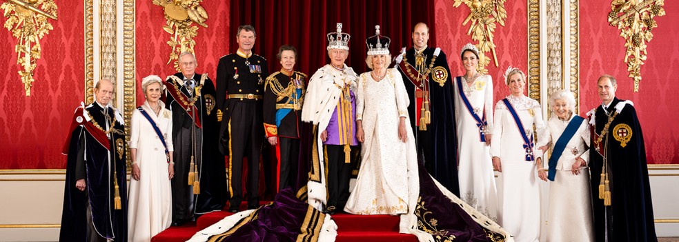 Imagem oficial da família real após coroação de Charles III — Foto: Reprodução/royal.uk
