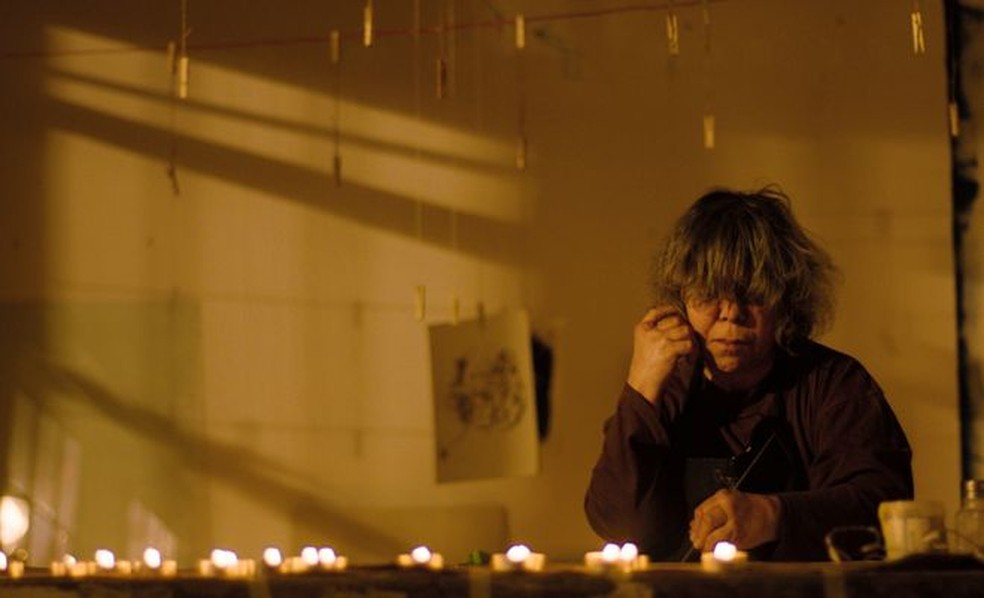 Carlotta tocando seu rosto e desenhando — Foto: Corso Film via BBC