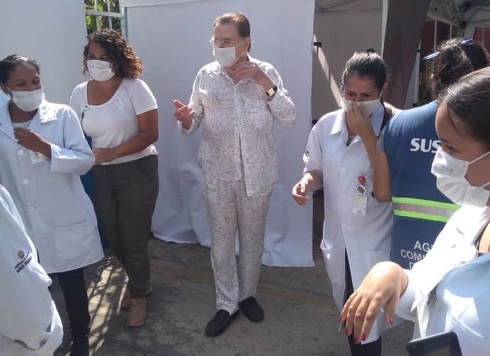 O apresentador Silvio Santos, de 90 anos, em posto de vacinação contra a Covid em fevereiro de 2021 — Foto: Reprodução/Redes Sociais 