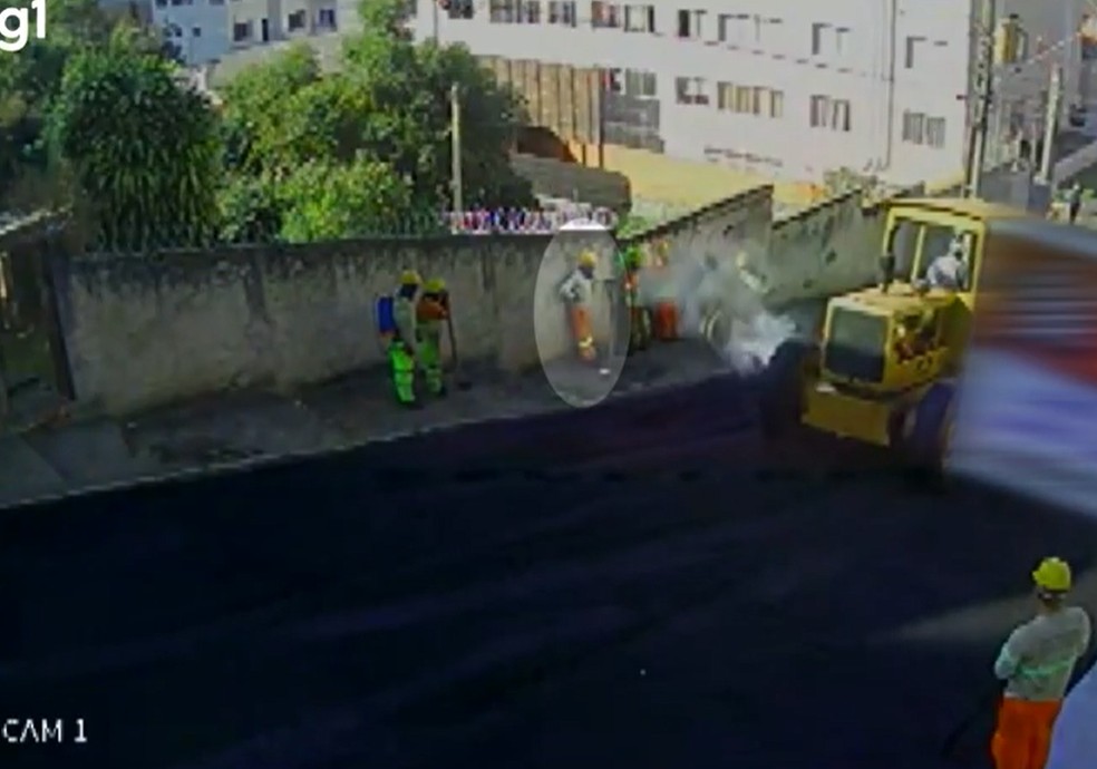 Vídeo mostra momento em que trabalhador é atingido por aro de pneu estourado durante obra  — Foto: Reprodução/g1