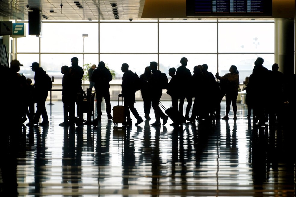 Fila de passageiros no Aeroporto Internacional de Salt Lake City, nos Estados Unidos  — Foto: Rick Bowmer/AP