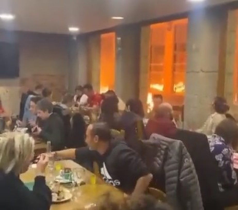 Clientes de restaurante na França jantam tranquilamente apesar de incêndio