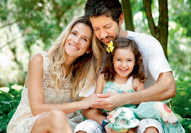 Em 2013, com o marido, Renê Machado, e a filha Clara, aos 2 anos (Foto: Arquivo pessoal)
