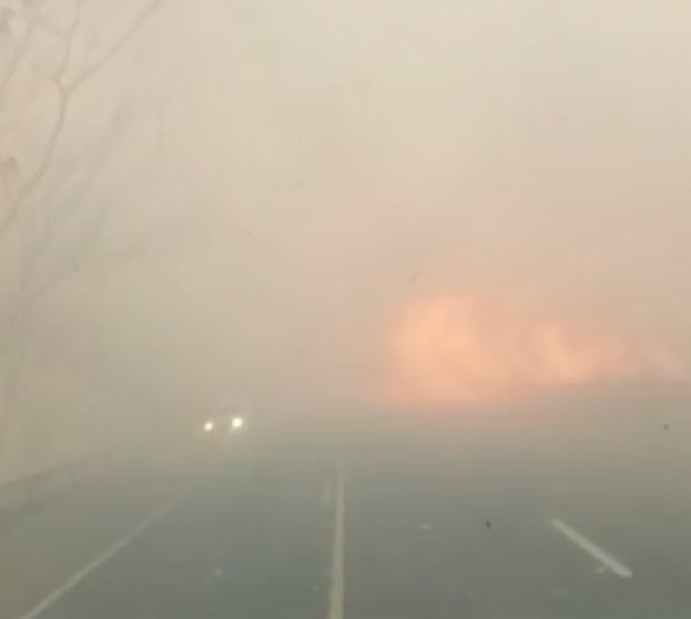 Há uma semana, fogo e fumaça invadiram a Rodovia Assis Chateaubriand em Olímpia — Foto: TV TEM/Arquivo