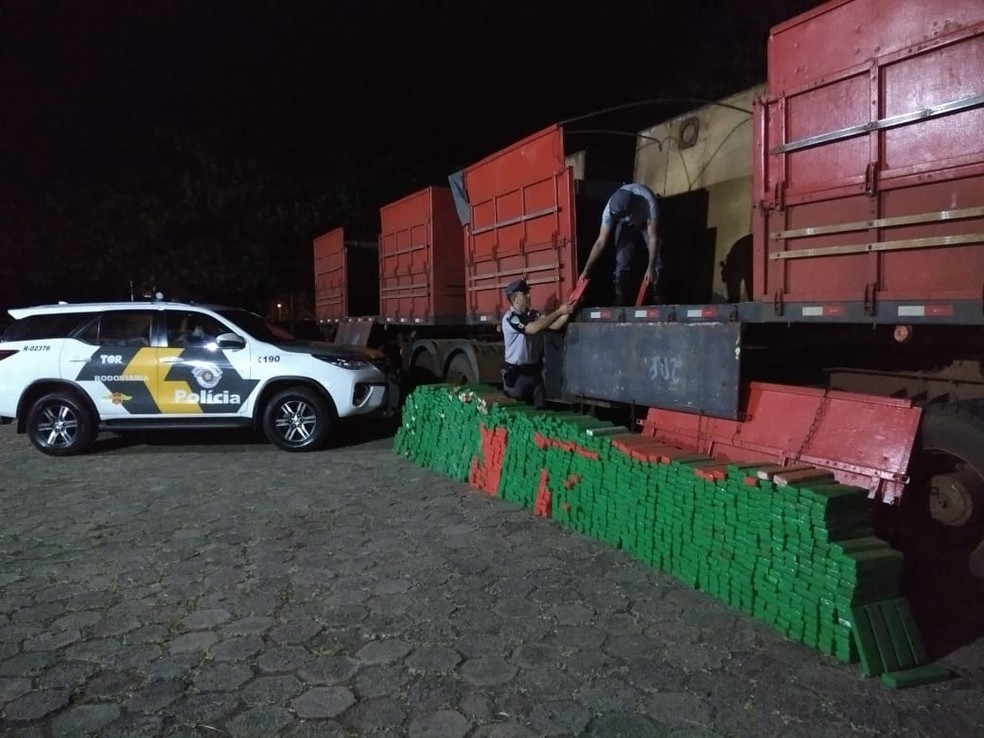 Caminhoneiro é preso por transportar quase uma tonelada de maconha em rodovia de Pompeia — Foto: Polícia Rodoviária/Divulgação