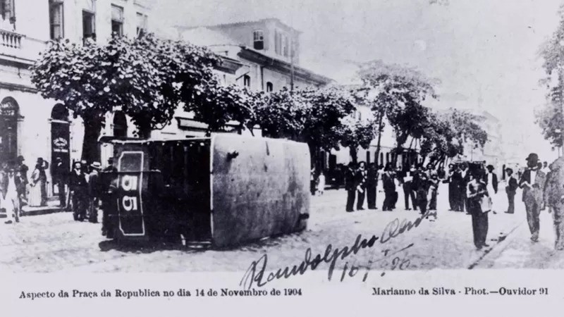 Revolta da Vacina foi um dos marcos no combate à doença no Brasil; acima, bonde virado na praça da República, no Rio de Janeiro, em protesto contra a lei da vacinação obrigatória da varíola, em 14 de novembro de 1904 (Foto: Acervo Fiocruz via BBC News)