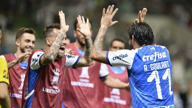 Ricardo Goulart festeja o segundo gol com Lucas Lima