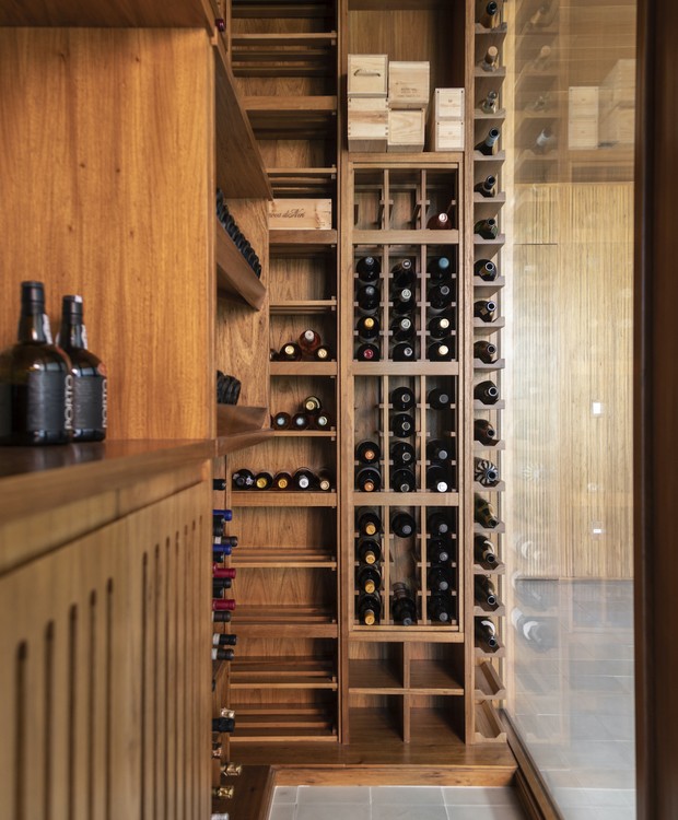 ADEGA | A adega abriga coleção de vinhos do casal e ainda tem um espaço de apoio para o bar (Foto: Divulgação / Evelyn Müller  )