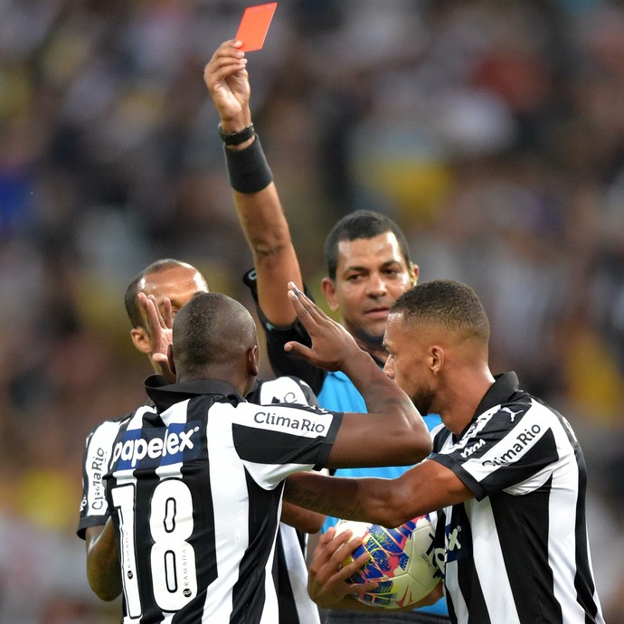 Sassá, cartão vermelho, Botafogo (Foto: Marcello Dias / Estadão Conteúdo)