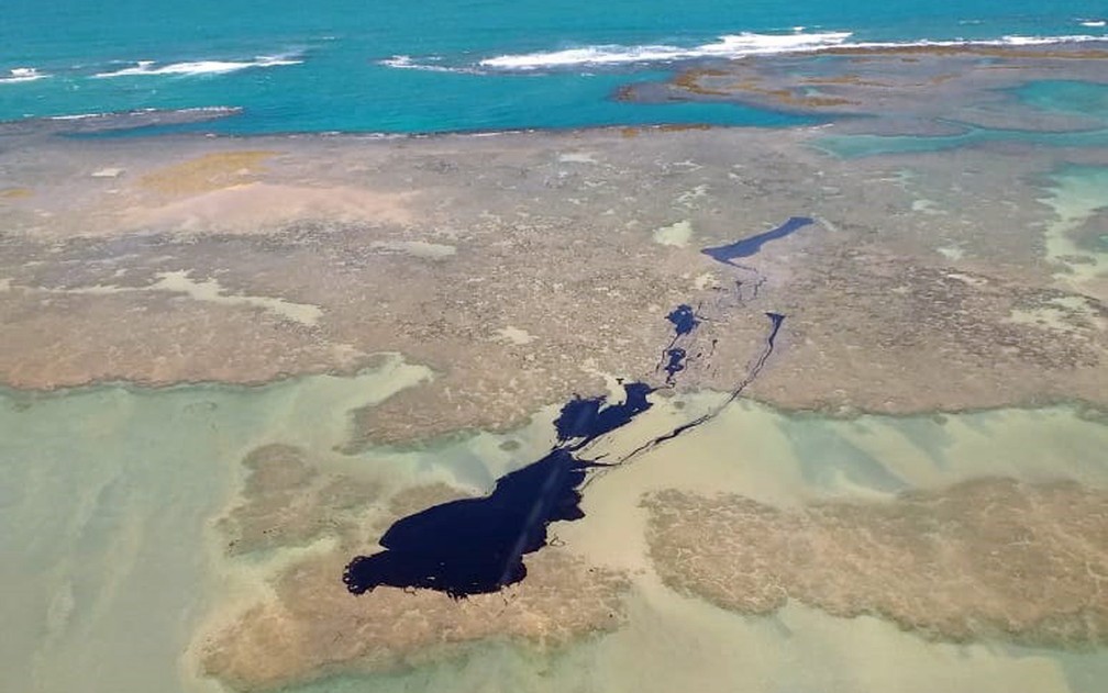 Mancha de petróleo apareceu no mar de São José da Coroa Grande — Foto: Reprodução/TV Globo