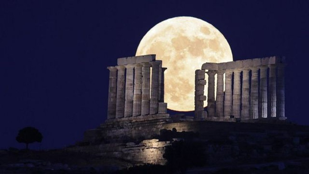 Superlua de Morango vista na Grécia em 2021 — Foto: BBC/GETTY IMAGES