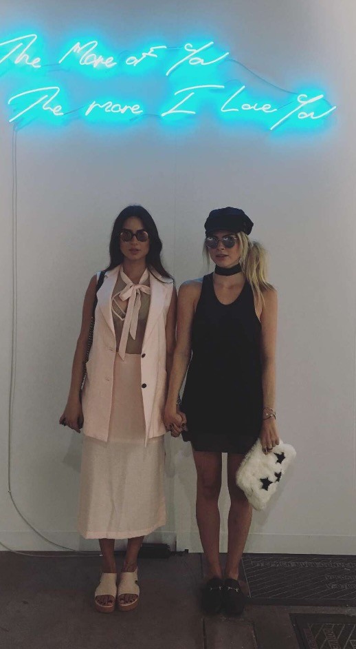 Julia Faia e Thaila Ayala exploram a  Art Basel 2016 em Miami (Foto: Divulgação)