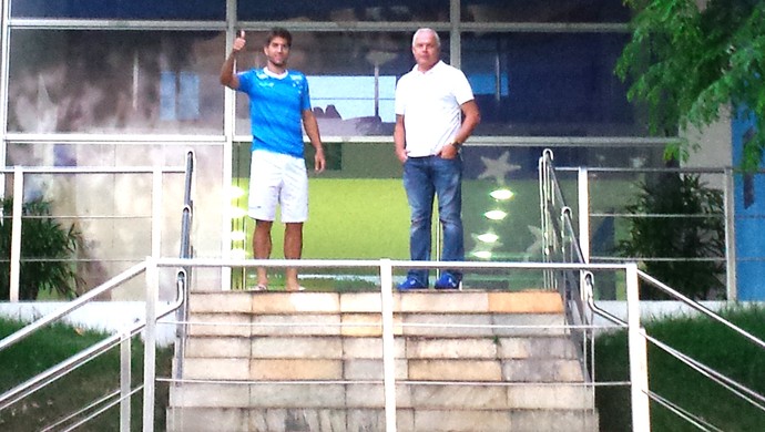 Curtinha: Após venda para o Real, Lucas Silva aparece na Toca e acena