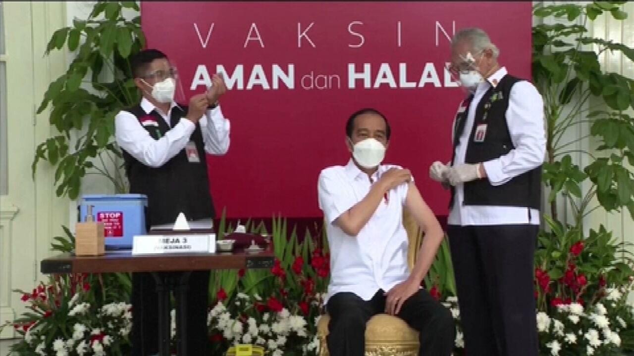 Presidente da Indonésia é o primeiro a ser vacinado no país