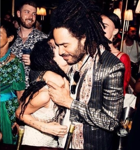 Lenny Kravitz abraçando sua filha, Zoë Kravitz, no casamento dela (Foto: reprodução / Instagram)