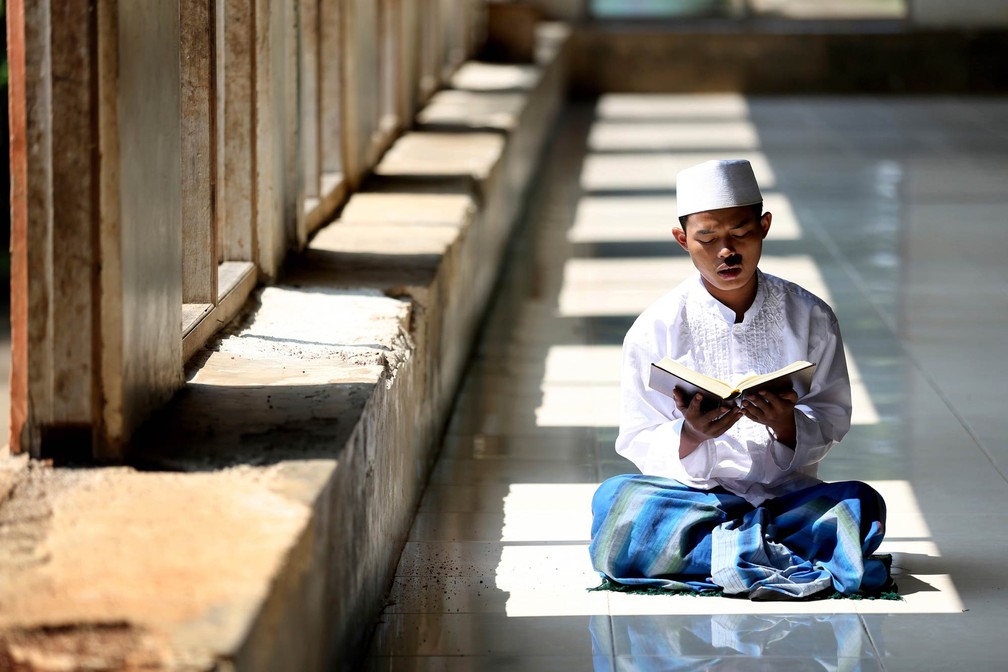 Estudante lê o Alcorão enquanto jejua como parte do mês islâmico de jejuns do Ramadã no internato Al-Ashriyyah Nurul Imã em Parung, na Indonésia — Foto: Tatan Syuflana/AP