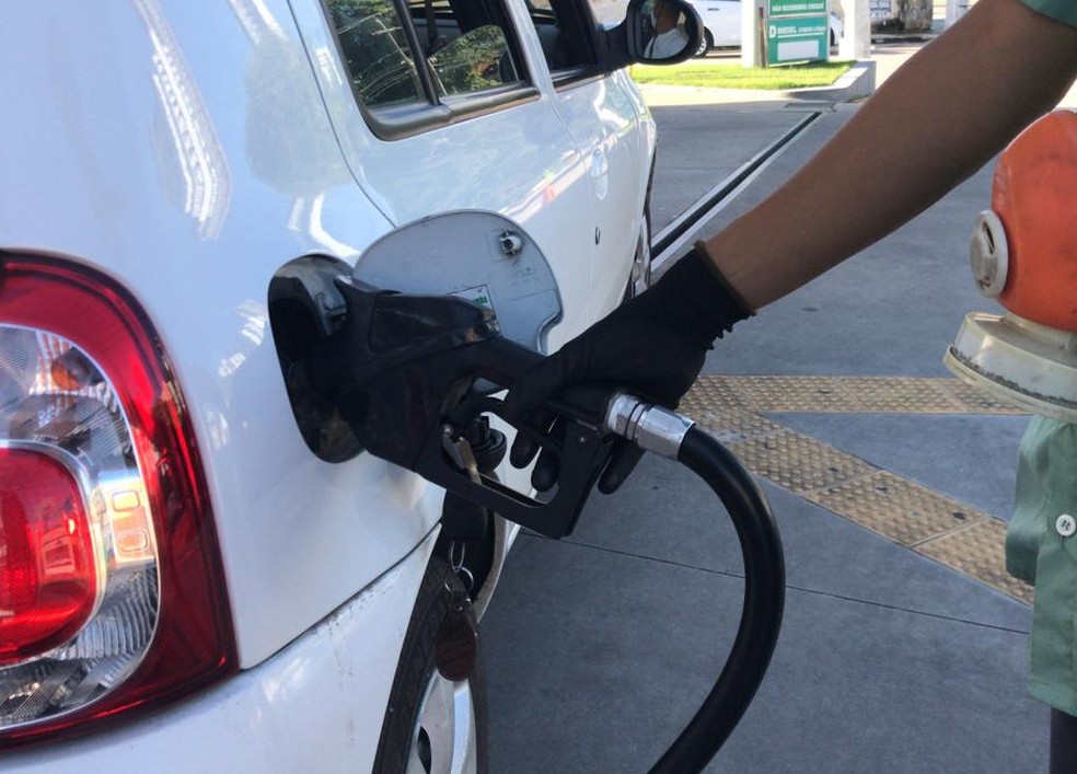 Gasolina posto de combustível bomba abastecer abastecimento carro frentista Natal RN Rio Grande do Norte — Foto: Geraldo Jerônimo/Inter TV Cabugi