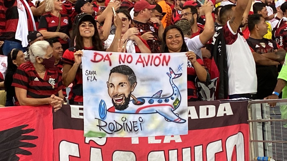 Bandeira em homenagem a Rodinei na final da Copa do Brasil &mdash; Foto: Cah&ecirc; Mota / ge