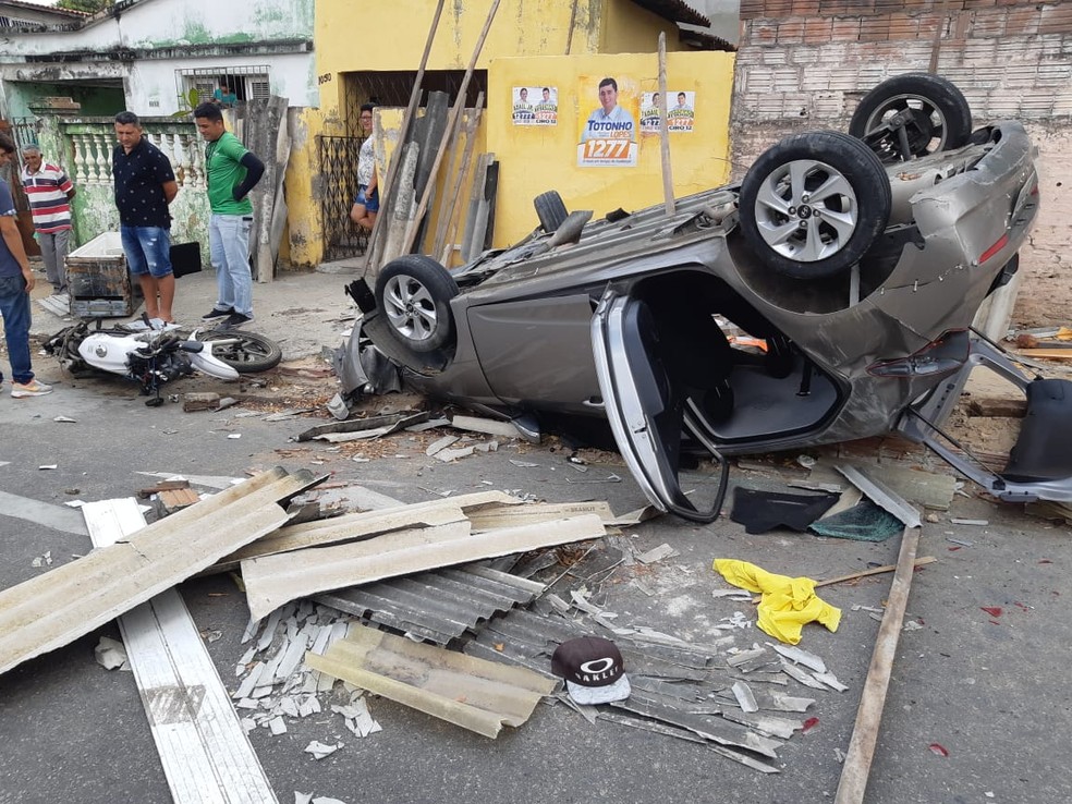 Acidente ocorreu no Bairro Pan Americano em Fortaleza.  â€” Foto: Leaben Monteiro/TV DiÃ¡rio