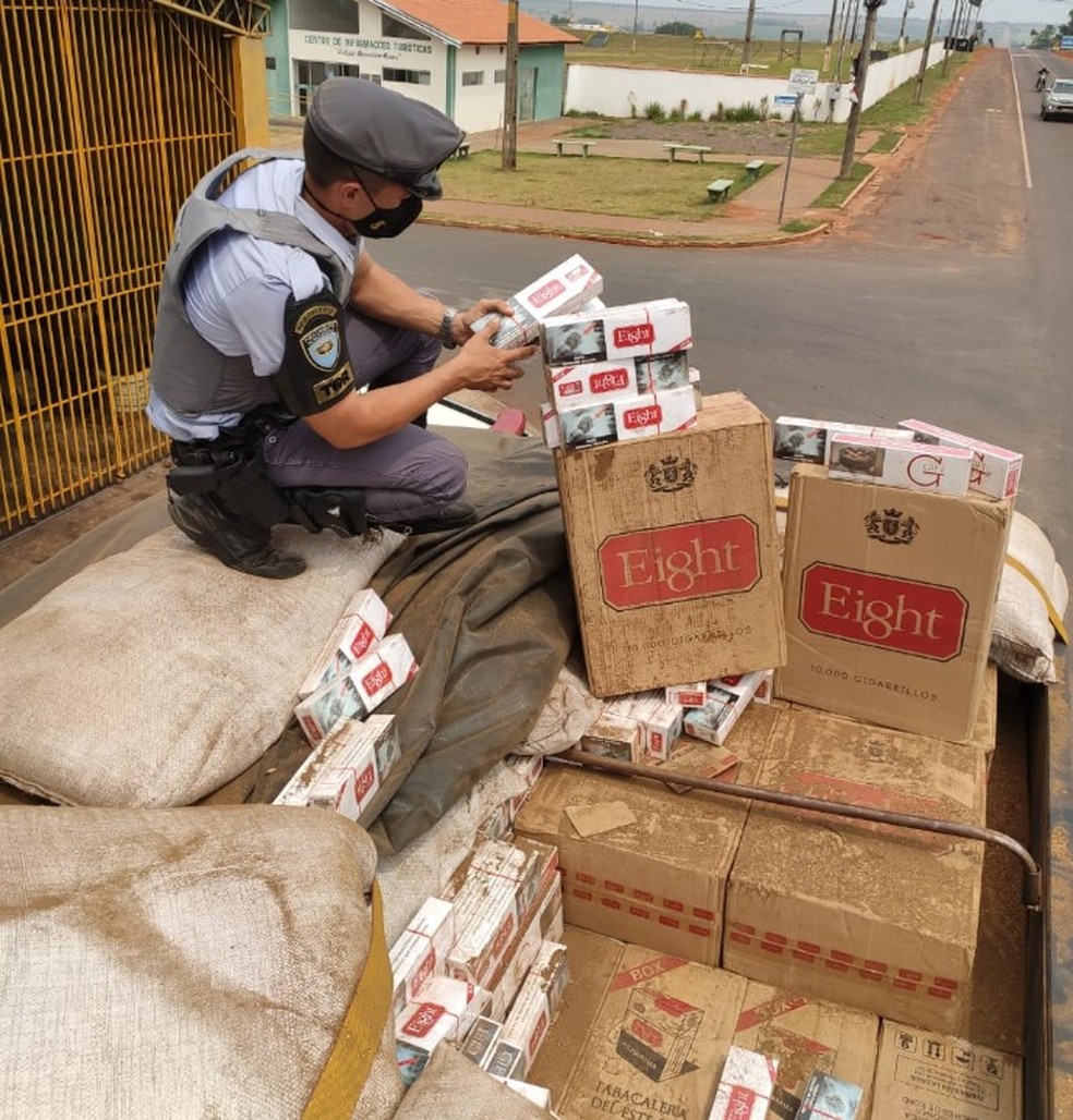 Caminhão com carga de cigarros contrabandeados foi abordado na SP-613 — Foto: Polícia Rodoviária