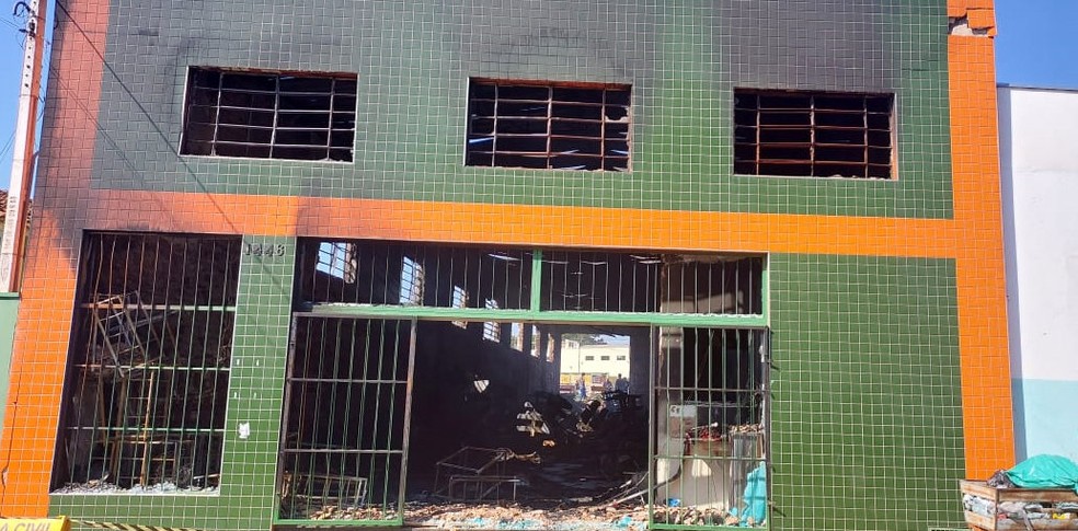 Incêndio em Leme atinge galpão de estoque de loja  — Foto: Defesa Civil de Leme