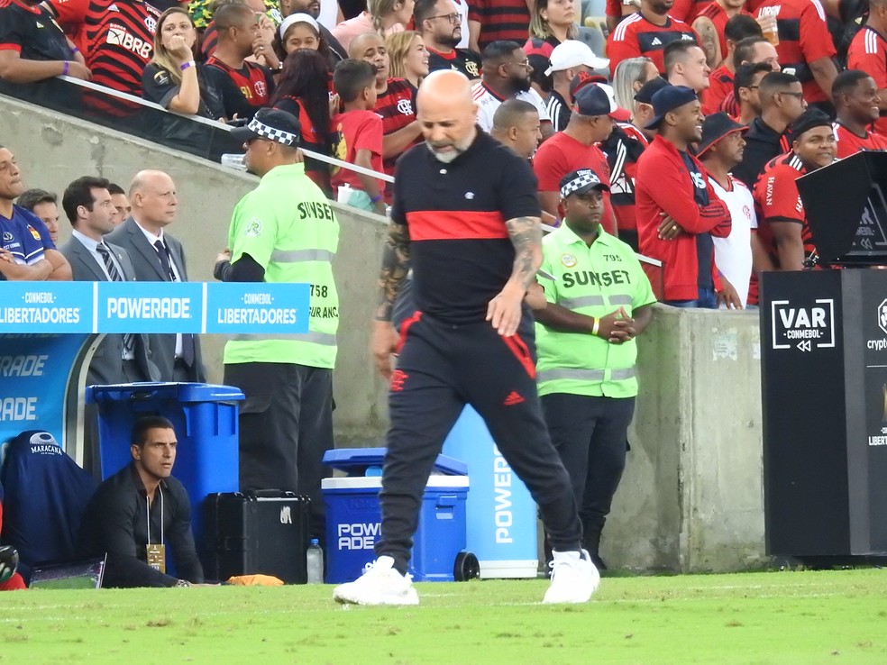 Gabriel Andreata no banco em jogo do Flamengo &mdash; Foto: Fred Gomes