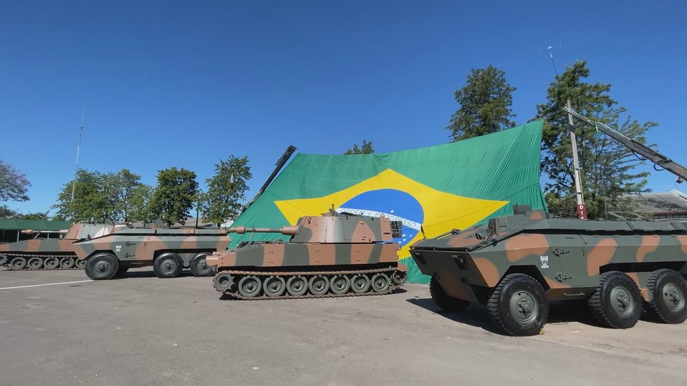 Blindados doados pelo Brasil ao Uruguai em Santana do Livramento — Foto: Reprodução/RBS TV