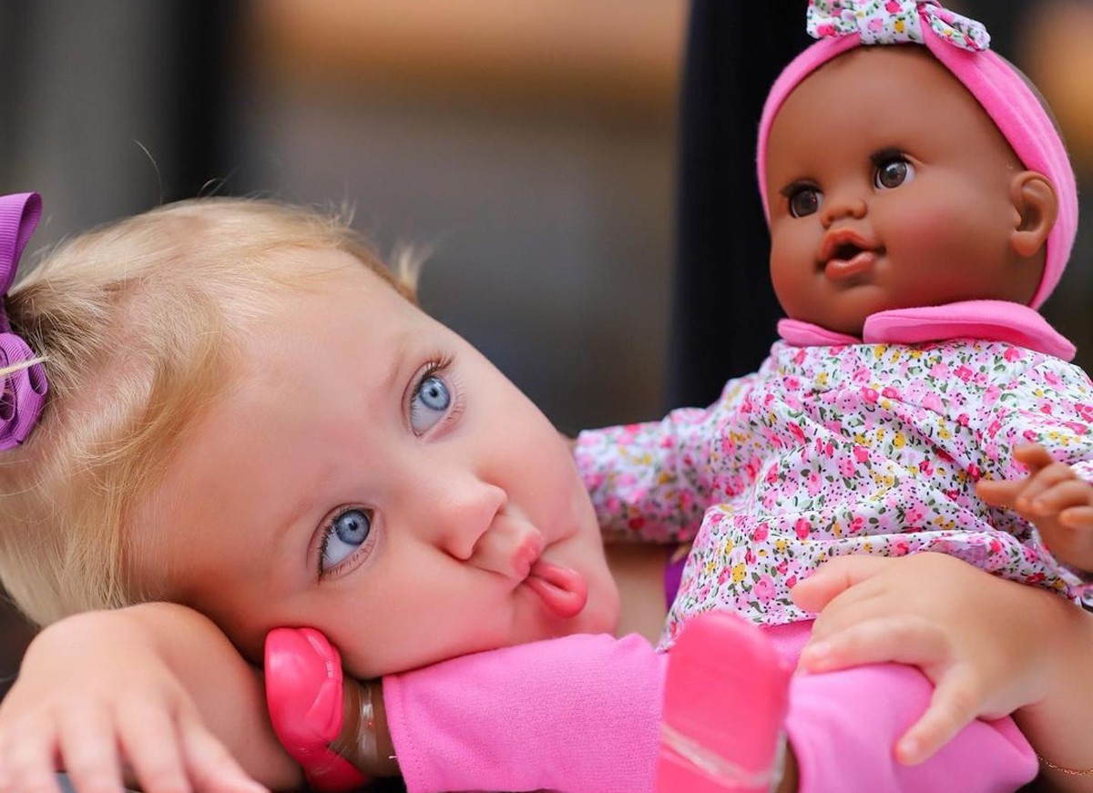 Vicky Justus e sua boneca (Foto: Reprodução Instagram)
