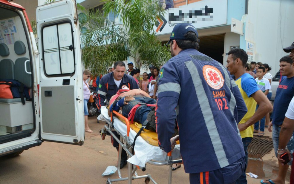 Vigilante foi socorrido pelo Samu, mas não resistiu aos ferimentos (Foto: Weslei Santos/Blog do Sigi Vilares)